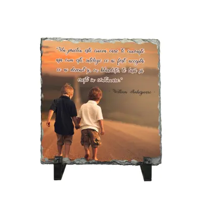 Un prieten este cineva care te cunoaste..., piatra ardezie personalizata, cu mesaj model, pa105